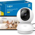Camera de sécurité Tapo C210 avec boîte, écran de smartphone montrant un enfant et un chien dans un salon, détection de