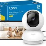 Camera de sécurité Tapo C210 avec boîte, écran de smartphone montrant un enfant et un chien dans un salon, détection de